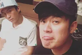邓超和陈赫聚会被称“老人” 网友:一个逗逼 一个高冷图片