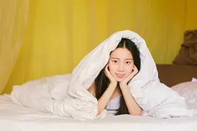 女友工作忙，当晚，我和她的妹妹，同处一室，这怨我吗图片