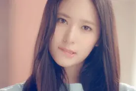 搞笑gif图：​姑娘可得当心点，别把自己的嘴唇咬破了图片