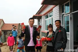 老公农村亲戚过节光收红包不回礼，我发了个朋友圈，回来了二百元图片