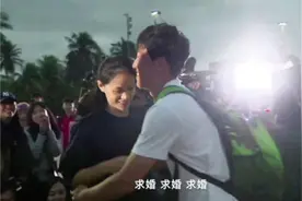 羡慕嫉妒恨！刘翔求婚吴莎现场视频曝光 耍浪漫十指紧扣还抱抱视频封面