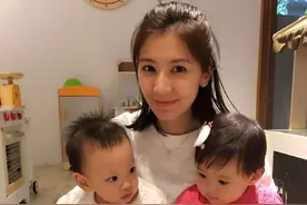 咘咘和小男生约会 彈着钢琴笑的好开心啊 萌死个人啦图片