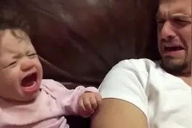 爸爸假装被妈妈打哭，女儿的反应萌翻无数人，超暖心视频封面