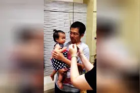 当爸爸突然戴上假发，小宝宝看到爸爸竟是这样的反应，太逗了！图片