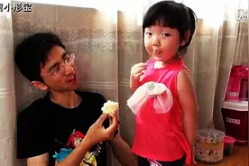 这个3岁小女孩太懂事了，喂爸爸吃东西，真是爸爸的贴心小棉袄!图片
