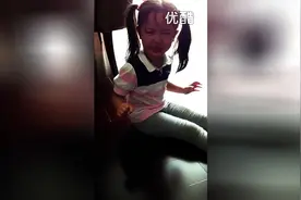 3岁小女孩被爸爸说生气了，一句话把爸爸给惊呆了，笑死了！图片
