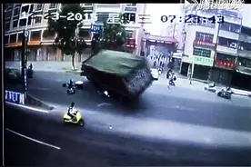 为躲电动车大货侧翻 骑车男子被压扁 后座女友奇迹般躲过图片