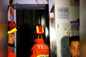 小区突然停电 两电梯困三人图片
