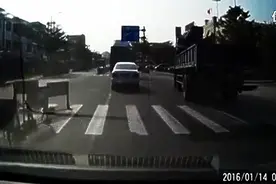 超恐怖！两辆大货车猛烈相撞，摄像车吓尿了！图片