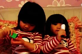 4岁双胞胎小女孩，从小就会省钱理财！小女孩太聪明伶俐了图片