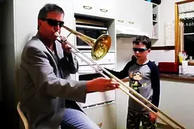青出于蓝啊！爆笑逗比父子的音乐演凑！这儿子太有才了！图片