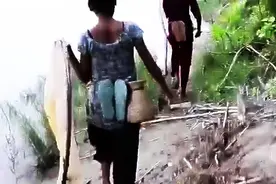 一群女人拿着渔网去捕鱼，人不少，但是请忽略渔获！图片