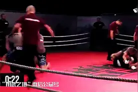 国外擂台罕见五对五打群架！5壮汉45秒内全遭KO图片