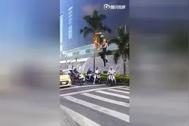 路人全惊呆了！马路红灯时间牛人秀绝活杂技图片