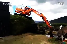 疯狂的挖掘机司机，居然敢这样，不敢相信自己的眼睛！图片