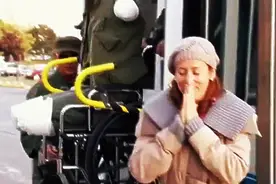军嫂迎接军人老公回家，接下来一幕让她接受不了，当场晕倒！图片