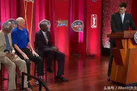 拉塞尔亲眼见证张伯伦悲剧，曾屡次告诫姚明，然而姚明身不由己。图片