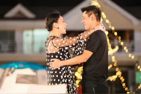 张继科左拥右抱三大美女、这姿势进军娱乐圈不会差吧？图片