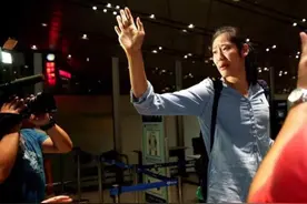 不舍！女排MVP朱婷启程土甲联赛机场告别忍不住落泪图片