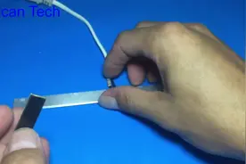 将12V LED灯连接插头，接入220v电源