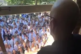 超感人！400学生为老师对抗癌症打气 齐齐歌唱感动2千万网友视频封面