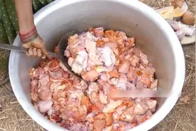 实拍印度人的大锅饭：咖喱鸡的制作过程，真是长见识了！图片