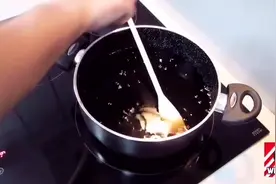 把可乐倒入锅中熬成粘稠状，然后拿出来撒上糖粉，新款可乐糖诞生视频封面