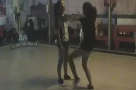 我们舞团几个初中美女的斗舞大战，个个活力饱满，玩的好嗨！视频封面