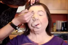 妈妈因为一场大病面目全非 儿子却把妈妈化妆成最美的女人视频封面
