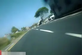 1000cc排量摩托车时速300公里狂飙 第一视角感受下视频封面