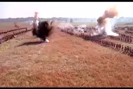美国独立战争，美民兵与英军队决战对垒，场面恢弘激烈视频封面