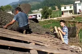 农村拆房子，现场演示什么叫上房揭瓦！ 居住十几年的家让我拆了视频封面