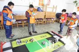 外形可爱科技感十足 机器人拔河踢球“样样行”图片