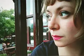 英女背包客泰国旅行 为人流奔走柬埔寨图片