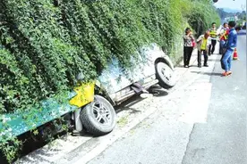 司机随手丢烟头被风吹回掉进脖子 难忍“巴倒烫” 车落排水沟图片