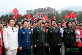 巍巍长城上的 “军歌快闪”图片