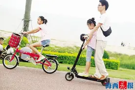 电动平衡车和滑板车频上路 专家:易引发交通事故图片