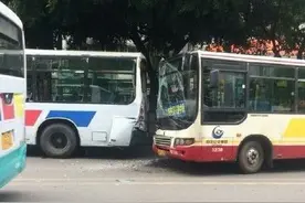 自贡两公交车相撞导致十余乘客受伤 事故原因竟是图片