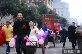 重庆街头上演另类婚礼 新郎拉10辆板车迎娶新娘图片