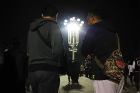 便衣民警天安门广场抓获长假首贼图片
