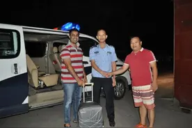 遗失行李箱找回 印度男拥抱民警图片