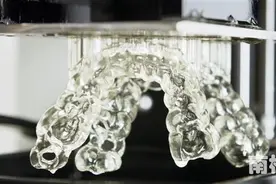 牙科3D打印材料公司CEO用上自家3D打印牙套图片