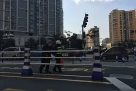 行人注意！切莫进入BRT车道行走图片