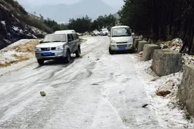 潮州60年有记录以来首次下雪 凤凰山乌岽公路封路图片