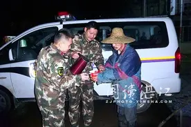 天冷地冻 边防官兵为“马路天使”送温暖图片