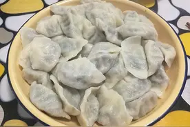 回农村婆家，婆婆用山里的野菜入馅包饺子，鲜，吃的一个不剩！图片