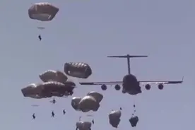 实拍美军运输机投放两空降师连队伞兵视频封面