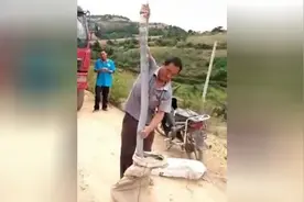 云南：在马路上，老乡给我们看抓到的大黑蛇，有四五米长视频封面