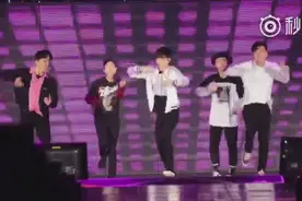 张艺兴韩国乐天的演唱会表演新歌 引爆阵阵欢呼 中国是人气小生视频封面