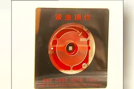 成都地铁二号线:有人晕倒乘客误按紧急按钮 地铁急停4分钟！视频封面
